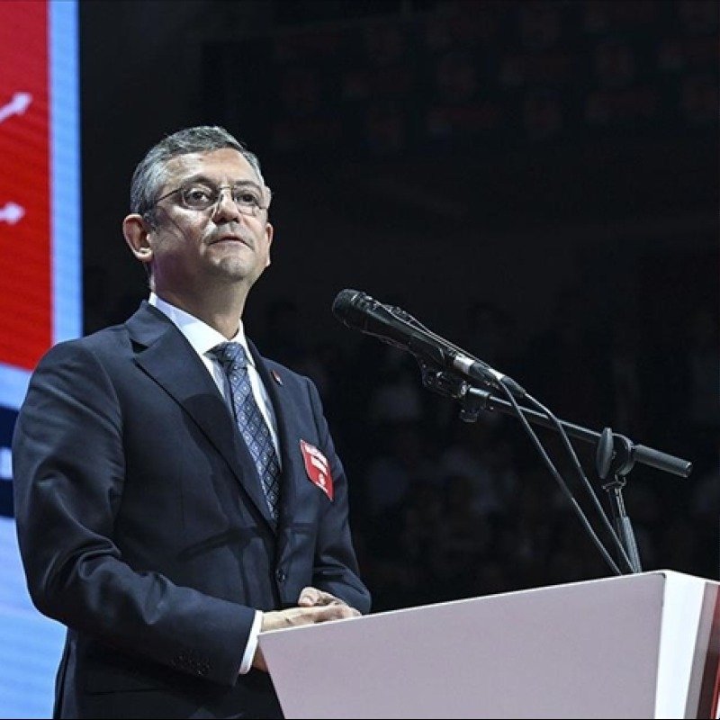 Özgür Özel yenidən CHP-nin sədri seçilib